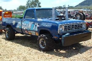 smdiggin.jpg(18254 bytes)